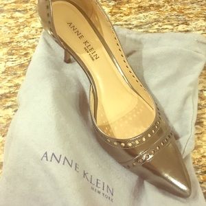 Anne Klein gold metallic pumps. Size 8.